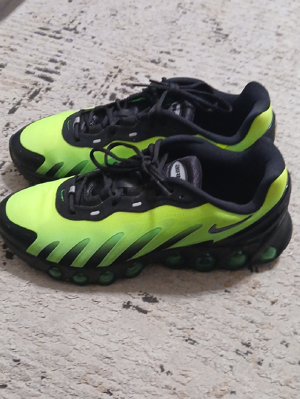 NWOB Nike Airmax DN8 Black/Volt Mens Size  9.5